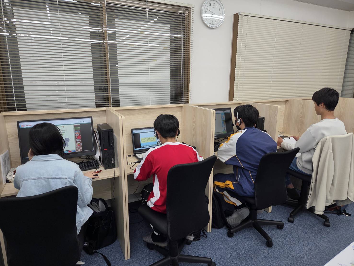自習ブースでパソコンに向かって学ぶ生徒たち