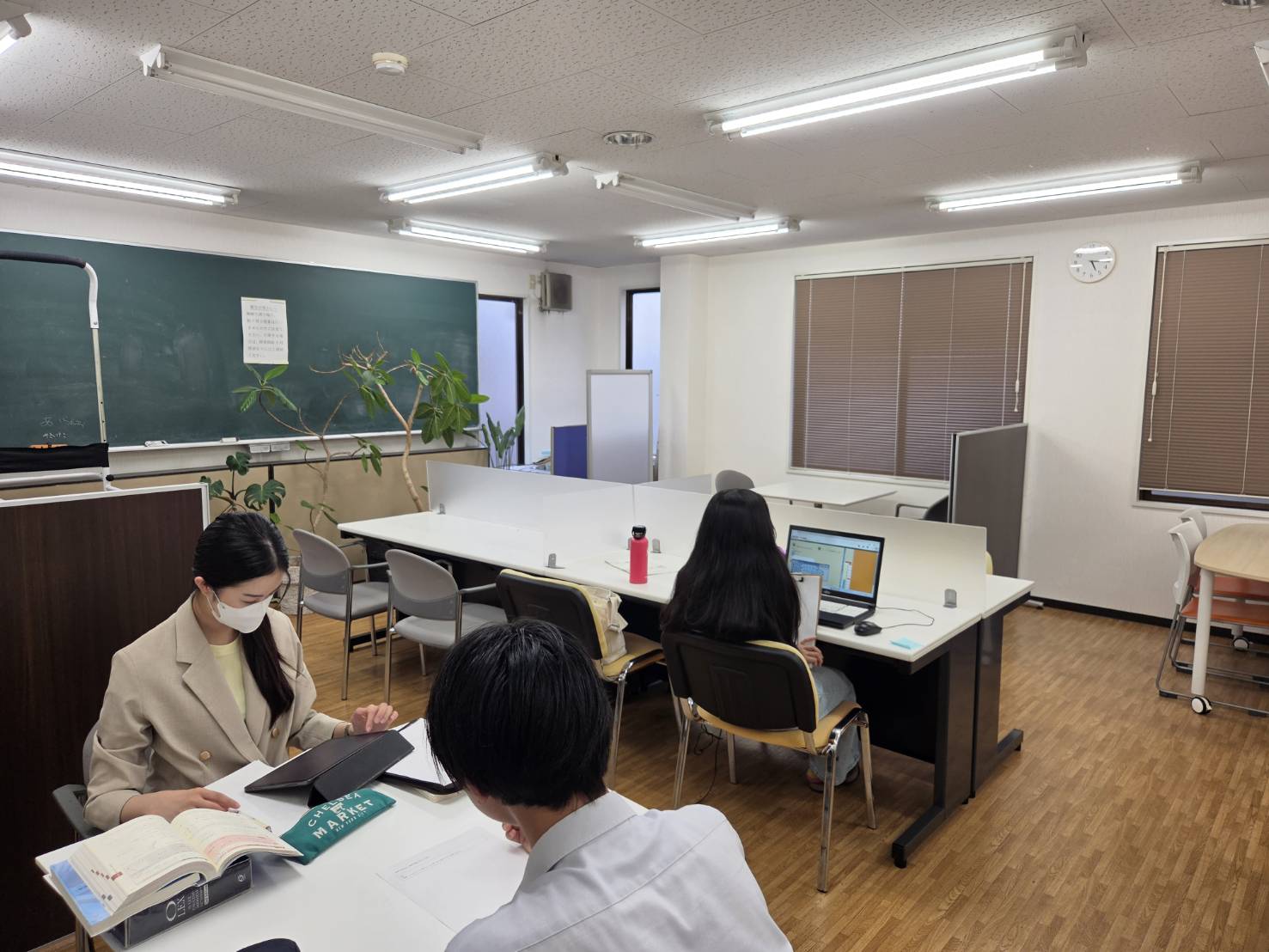 自習室で教科書や端末を広げて学ぶ生徒たち